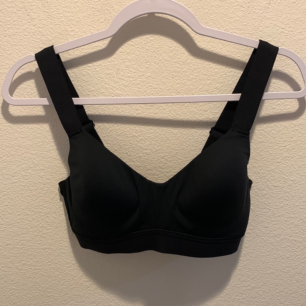 Natori Womens Black Underwire Bra in a 32C. Adjustable straps&hooks.‌‌‌‌